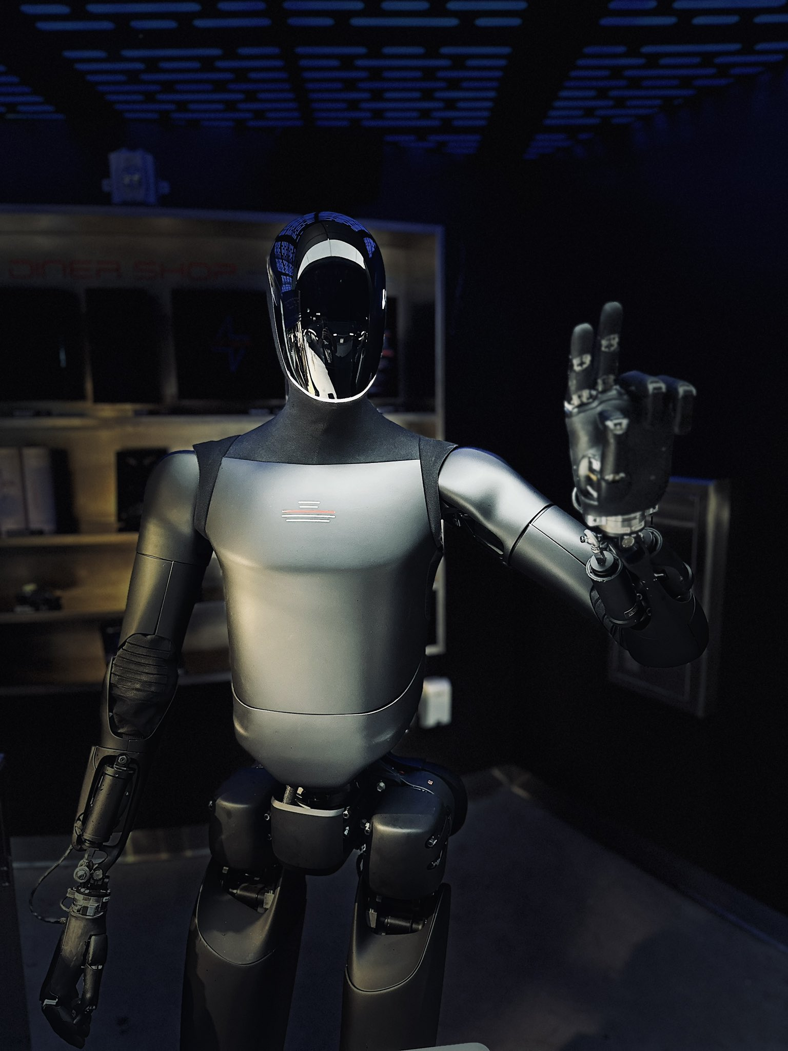 Humanoidrobot som arbeider og pakker mat i restaurantkjøkken